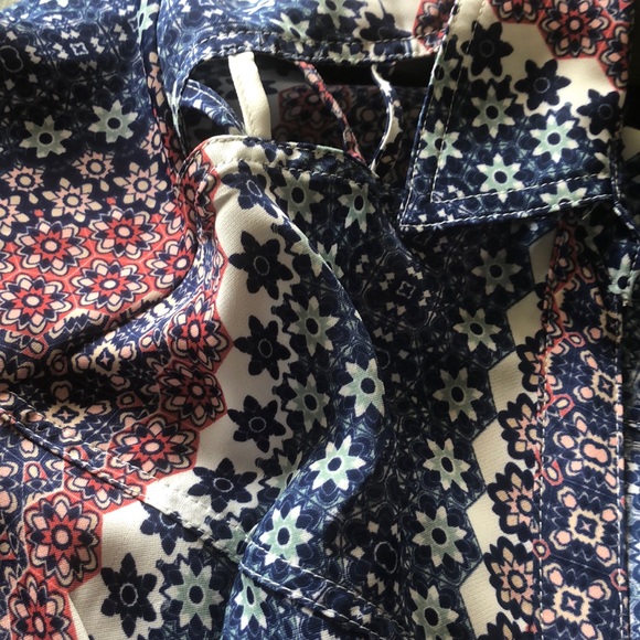 Multi color blouse. - Picture 4 of 5